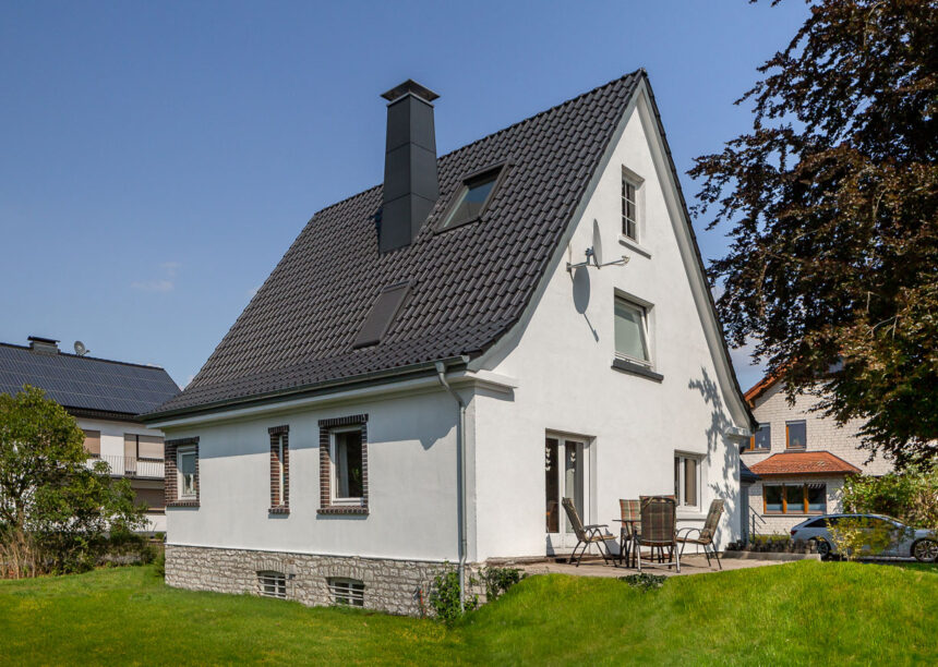 Steildach auf saniertem Haus mit Dachziegel Z5 in altschwarz in der Gesamtansicht