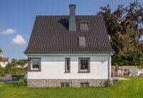 Steildach auf saniertem Haus mit Dachziegel Z5 in altschwarz in der seitlichen Ansicht aus der Gartenansicht