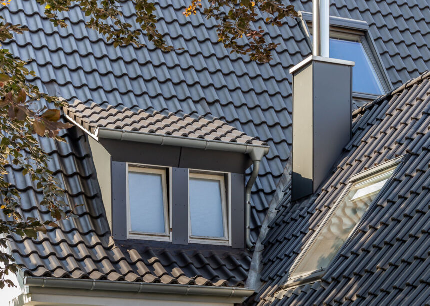 Steildach auf saniertem Haus mit Dachziegel Z5 in altschwarz mit Fokus auf die Dachkehle