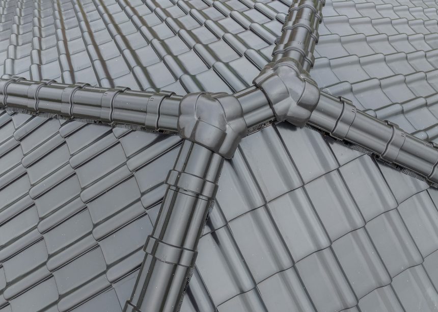 Stilvoller Bungalow mit Dachziegel J11v von Jacobi in edelschwarz mit Details vom keramischen Zubehör 3fach Walmkappe und First F6v