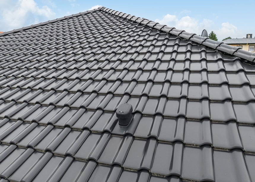 Stilvoller Bungalow mit Dachziegel J11v von Jacobi in edelschwarz mit Details vom nichtkeramischen Zubehör Sanitärlüfter