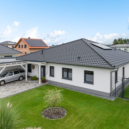 Stilvoller Bungalow mit Dachziegel J11v von Jacobi in edelschwarz