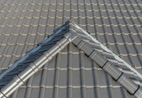 Schöne Details vom Walmdach mit Walmkappen und Dachziegel J11v und Firstziegel F6v