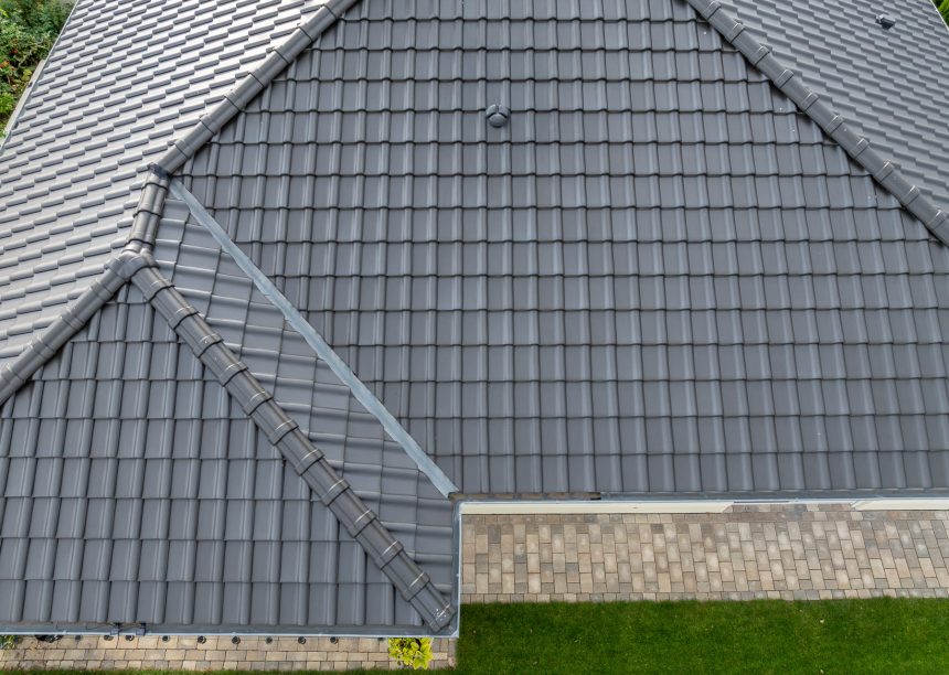 Traumhafte Vogelperspektive von Walmdach mit Walmkappen und Dachziegel J11v und Firstziegel F6v