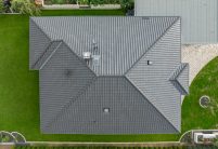 Traumhafte Vogelperspektive von Walmdach mit Walmkappen und Dachziegel J11v