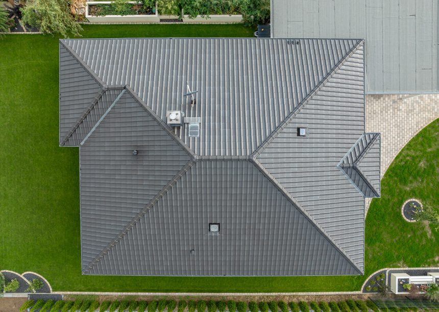 Traumhafte Vogelperspektive von Walmdach mit Walmkappen und Dachziegel J11v