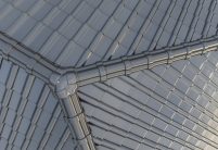 Mit schönen Details vom First F6v und passender 3achsiger Walmkappe auf Toskanahaus mit Dachziegel J11v in altschwarz