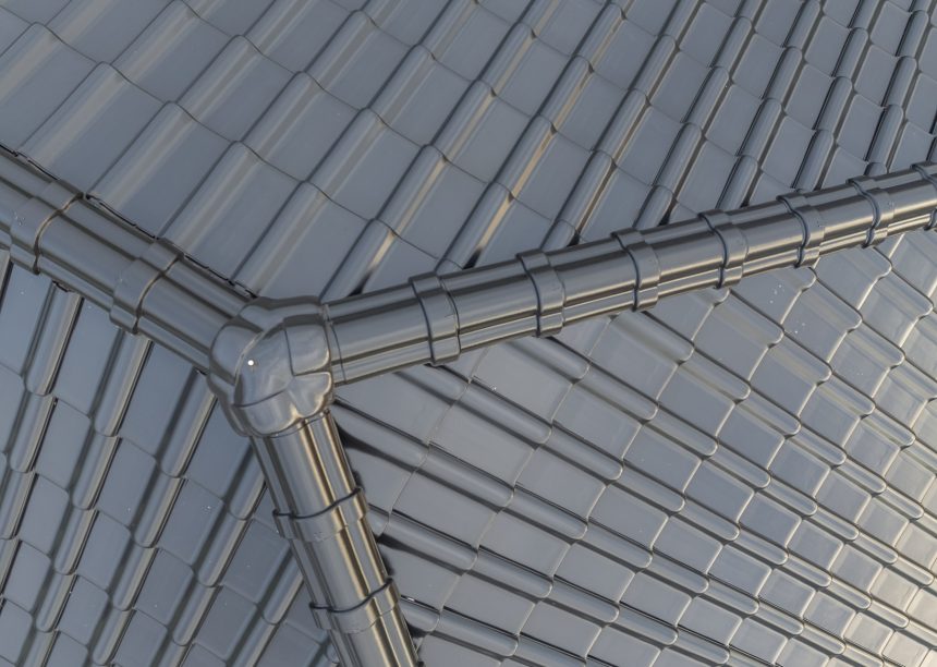 Mit schönen Details vom First F6v und passender 3achsiger Walmkappe auf Toskanahaus mit Dachziegel J11v in altschwarz