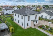 Toskanabaustil mit zwei Geschossen mit Dachziegel J11v, Flachdachziegel, im edlen Schwarzton auf Walmdach mit Eingangsbereich