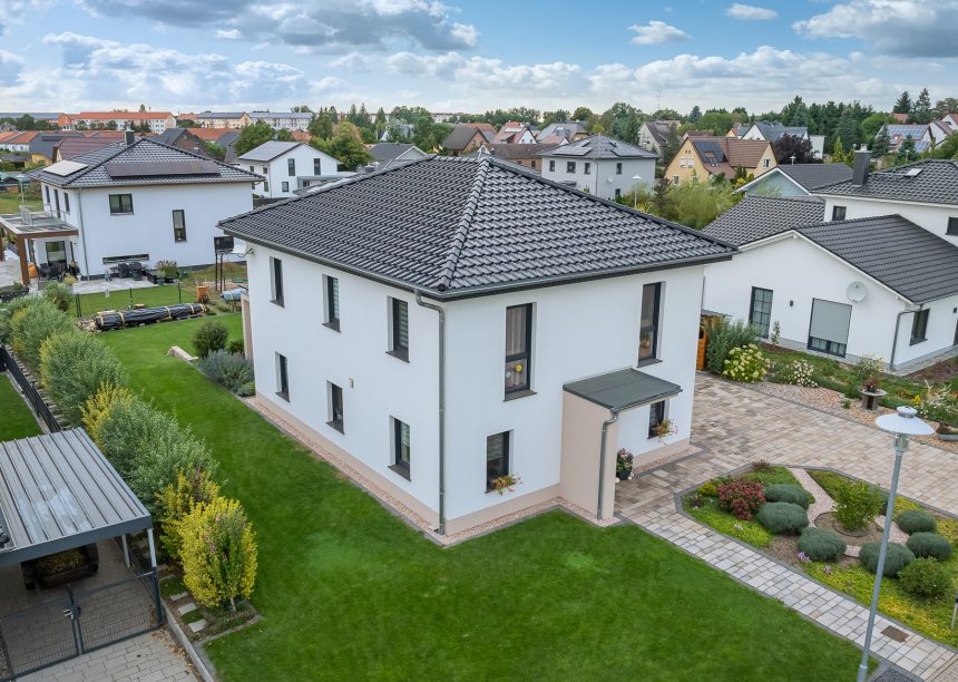 Toskanabaustil mit zwei Geschossen mit Dachziegel J11v, Flachdachziegel, im edlen Schwarzton auf Walmdach mit Eingangsbereich