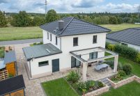 Toskanabaustil mit zwei Geschossen mit Dachziegel J11v, Flachdachziegel, im edlen Schwarzton auf Walmdach