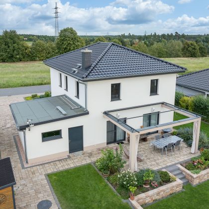 Toskanabaustil mit zwei Geschossen mit Dachziegel J11v, Flachdachziegel, im edlen Schwarzton auf Walmdach