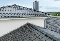 Top Dachdetails von Walm und Firstreihe von Neubau mit Dachziegel J11v, Testsieger von Jacobi Dachziegel
