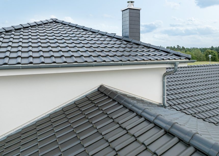 Top Dachdetails von Walm und Firstreihe von Neubau mit Dachziegel J11v, Testsieger von Jacobi Dachziegel