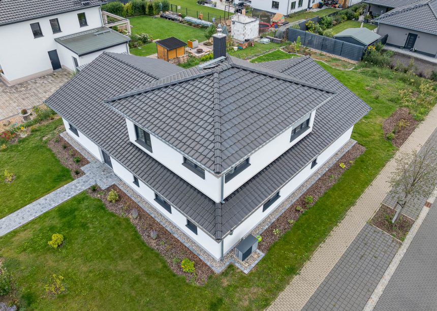 Aus der Luft fotografiert: Turm an L-Bau; Neubau mit auffälliger Form und Dachziegel J11v im modernen schwarzton