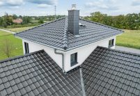 Turm an L-Bau; Neubau mit auffälliger Form und Dachziegel J11v im modernen schwarzton