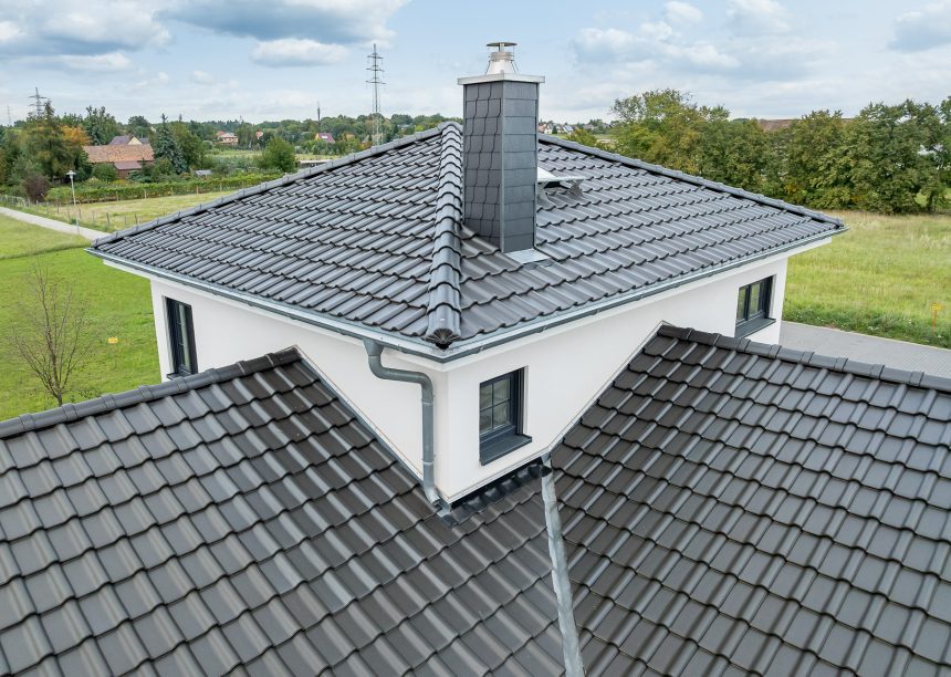 Turm an L-Bau; Neubau mit auffälliger Form und Dachziegel J11v im modernen schwarzton