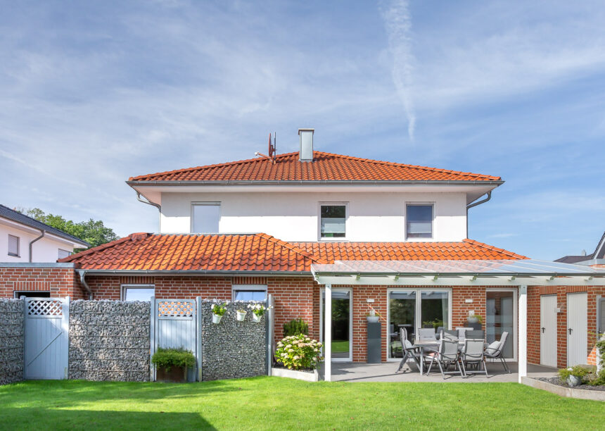 Tolles Klinkerhaus als Referenz für Jacobi mit Dachziegel Z5 in altrot aus der Gartenansicht fotografiert