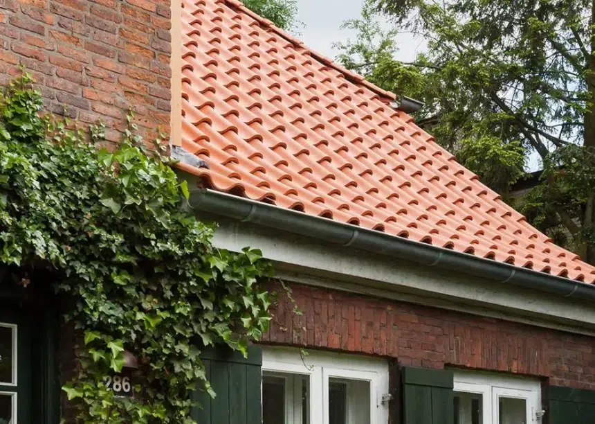 Z5 in altrot auf schön saniertem Klinker-Wohnhaus mit Fokus auf den schönen Schwung des Dachziegels