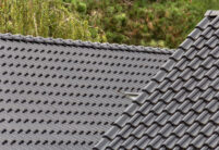 Detail eines Daches mit Hohlfalzziegel Z5 in edelschwarz gedeckt