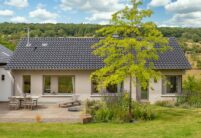 Stylisches Wohnhaus mit Dachziegel Z5 in edelschwarz mit Fotodetails der Terrasse