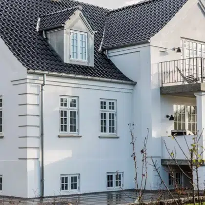 Villa mit Z5 in edelschwarz auf dem histroischen Krüppelwalmdach, hier mit Fokus Balkon und Terrasse