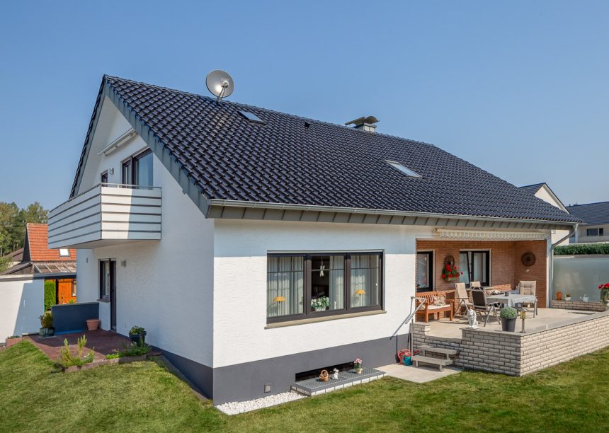 Zeitloses Einfamilienhaus mit Hohlfalzziegel Z5 gedeckt