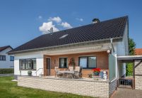 Saniertes Einfamilienhaus mit Hohlfalzziegel Z5 in vulkanschwarz auf dem Dach