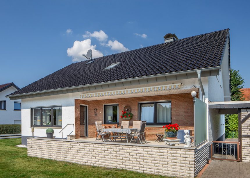 Saniertes Einfamilienhaus mit Hohlfalzziegel Z5 in vulkanschwarz auf dem Dach