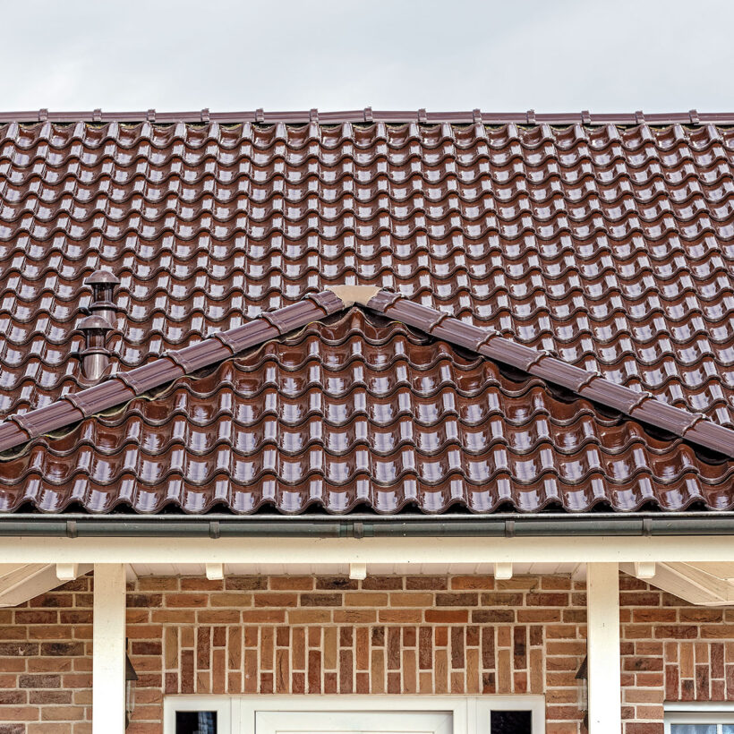 Detailansicht eines Dach mit Hohlfalzziegel Z5 in maronenbraun gedeckt