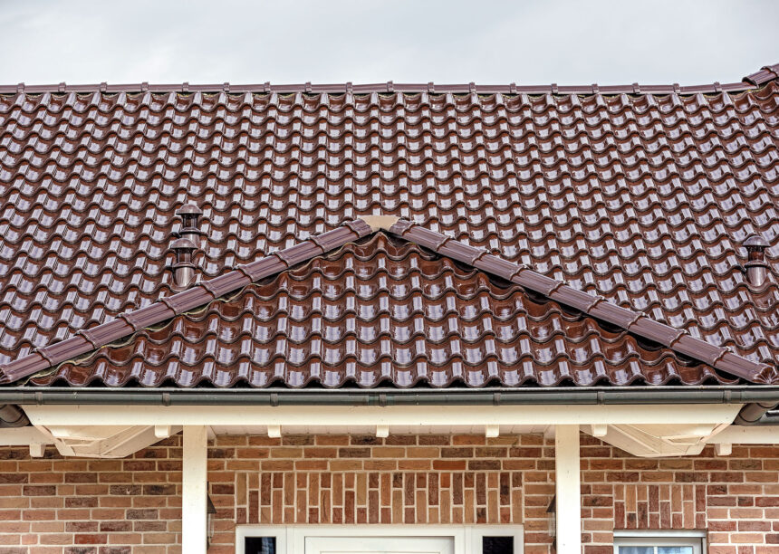 Detailansicht eines Dach mit Hohlfalzziegel Z5 in maronenbraun gedeckt