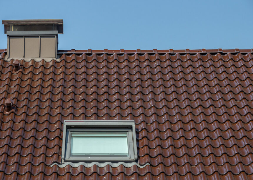 Maronenbrauner Dachziegel Z5 auf saniertem Einfamilienhaus mit Details vom Dachziegel in Brauntönen und dem schwungvollen Deckbild