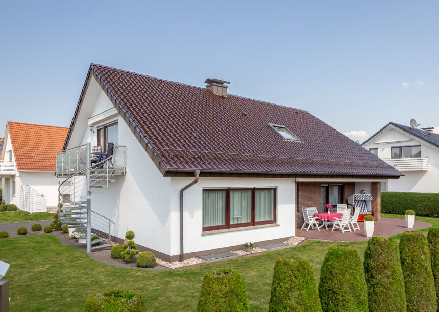 Maronenbrauner Dachziegel Z5 auf saniertem Einfamilienhaus