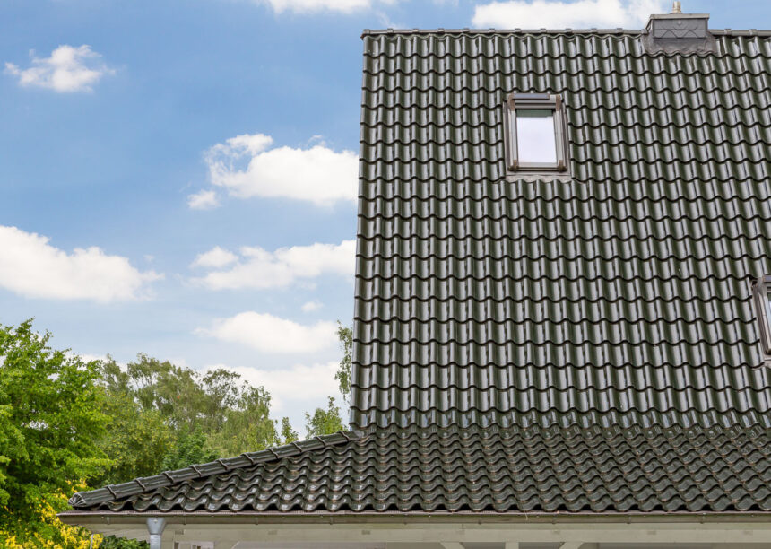 Tolles Refernenz objekt mit tannengrünen Dach und Carport mit Details vom Ziegel und seitlichen Abschluss