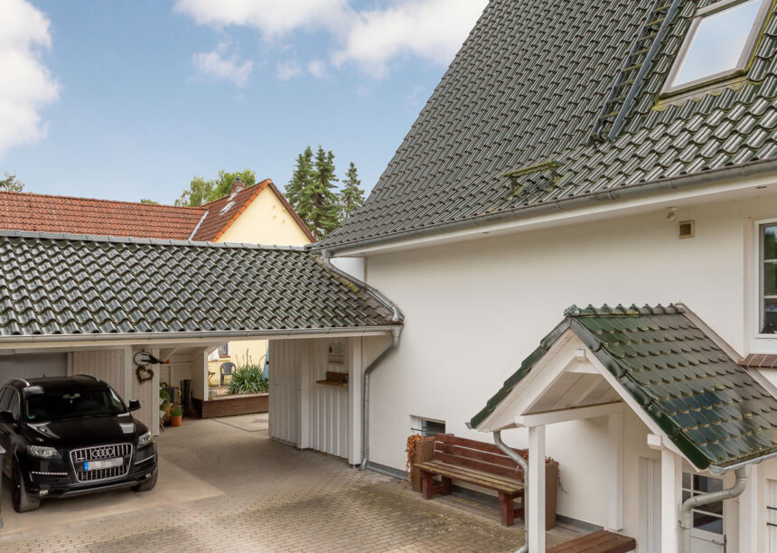 Tolles Refernenz objekt mit tannengrünen Dach und Carport mit gleichem Dachziegel