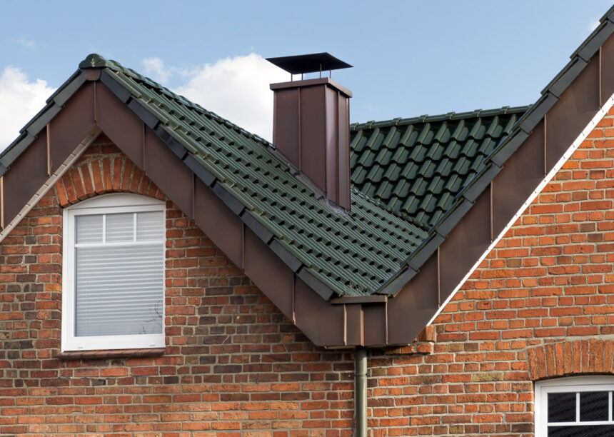 Klinkerhaus mit tannengrünem Dachziegel Z5 mit Fokus auf die Gaube