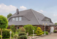 Schickes Einfamilienhaus mit edlem, silbergrauen Dachziegel Z5