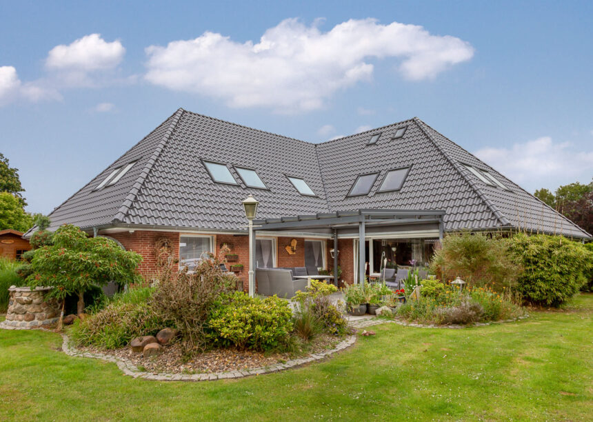 Schickes Einfamilienhaus mit edlem, silbergrauen Dachziegel Z5 mit Terrasseneinblick
