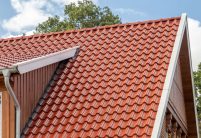 Dachansicht eines Klinkerhauses mit Hohlfalzziegel Z5 in toskanarot matt eingedeckt