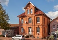 Rustikales Mehrfamilienhaus mit Hohlfalzziegel Z5