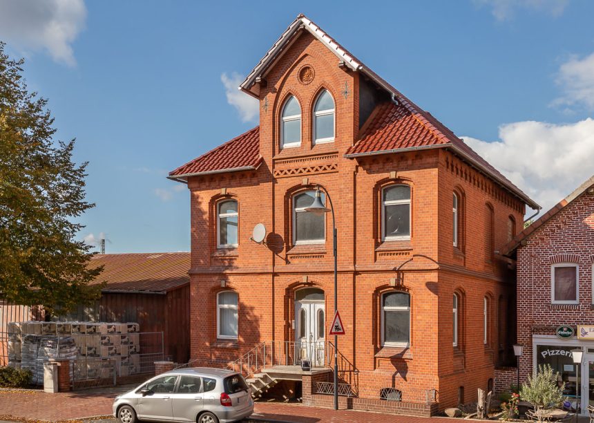 Rustikales Mehrfamilienhaus mit Hohlfalzziegel Z5