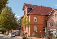 Rustikales Mehrfamilienhaus mit Hohlfalzziegel Z5