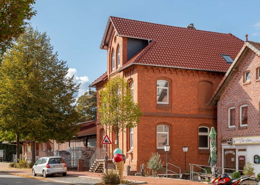 Rustikales Mehrfamilienhaus mit Hohlfalzziegel Z5