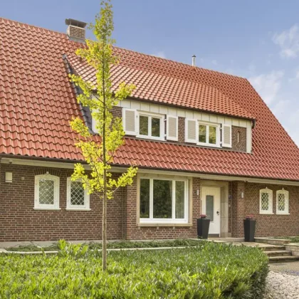 Einfamilienhaus mit Klinkerfassade und Hohlfalzziegel Z5