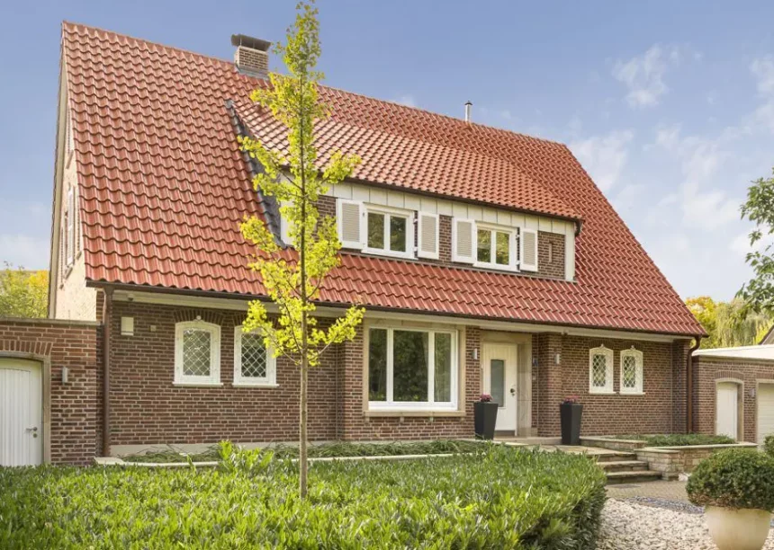 Einfamilienhaus mit Klinkerfassade und Hohlfalzziegel Z5