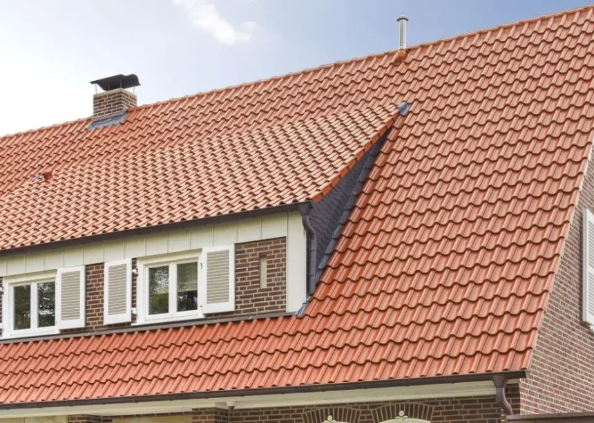 Einfamilienhaus mit Klinkerfassade und Hohlfalzziegel Z5