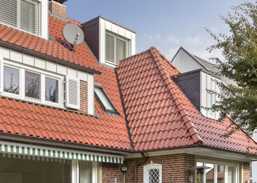 Einfamilienhaus mit Klinkerfassade und Hohlfalzziegel Z5