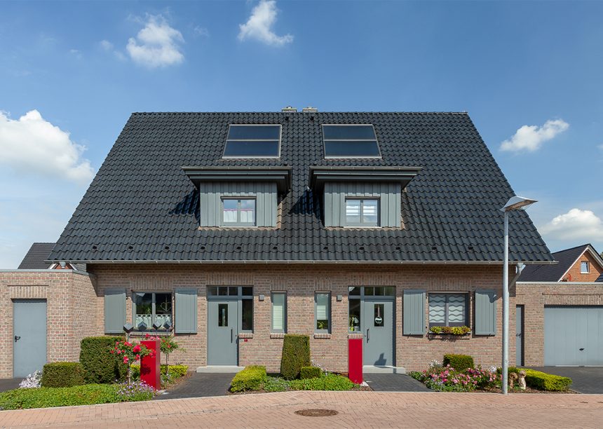 Modernes Reihenhaus mit dem Hohlfalzziegel Z5