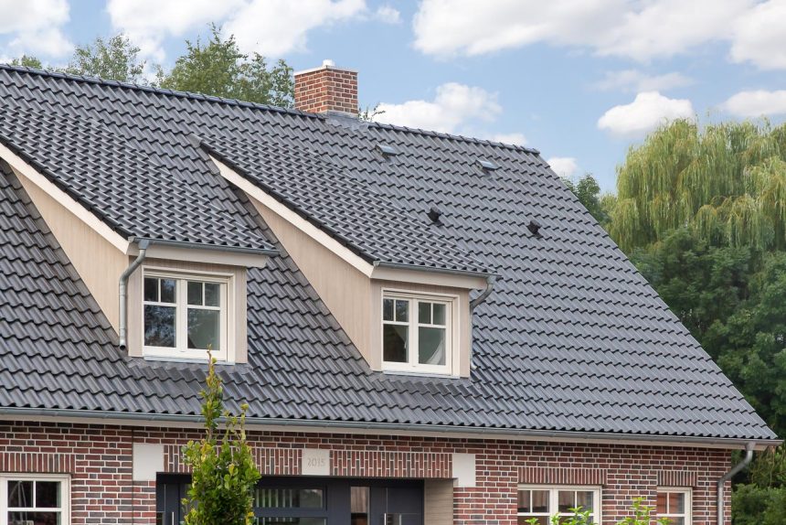Landhaus mit Klinkerfassade, Gauben und Hohlfalziegel Z5