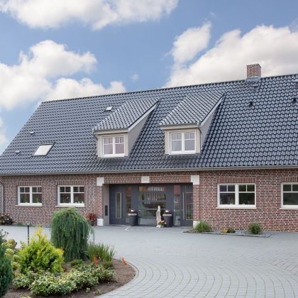 Landhaus mit Klinkerfassade, Gauben und Hohlfalziegel Z5